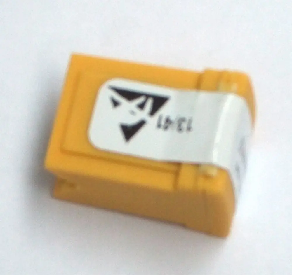 Gelber Kunststoffstecker mit einem Aufkleber, der ein Logo und eine Nummer zeigt. Geeignet für verschiedene Daikin-Produkte, möglicherweise zur Codierung.